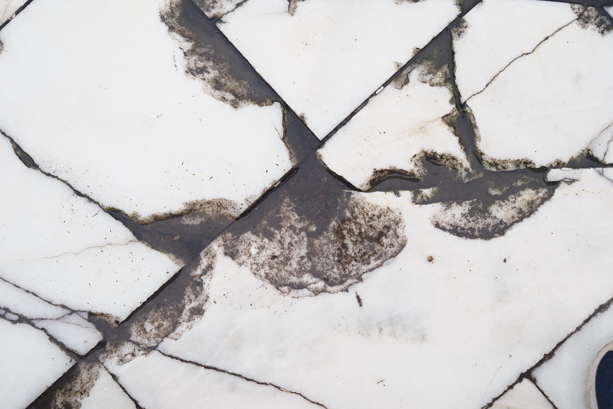 cracked marble tiles texture background